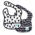 Dois babes impermeáveis da marca Bumkins, um com padrão de corações pretos e outro com padrão de 'xoxo' em preto e branco, sobre fundo branco.
