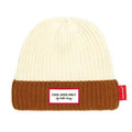 Gorro Hello Hossy Grandma Choco bicolor em malha canelada, com topo creme e aba castanha, e emblema "Cool Kids Only".