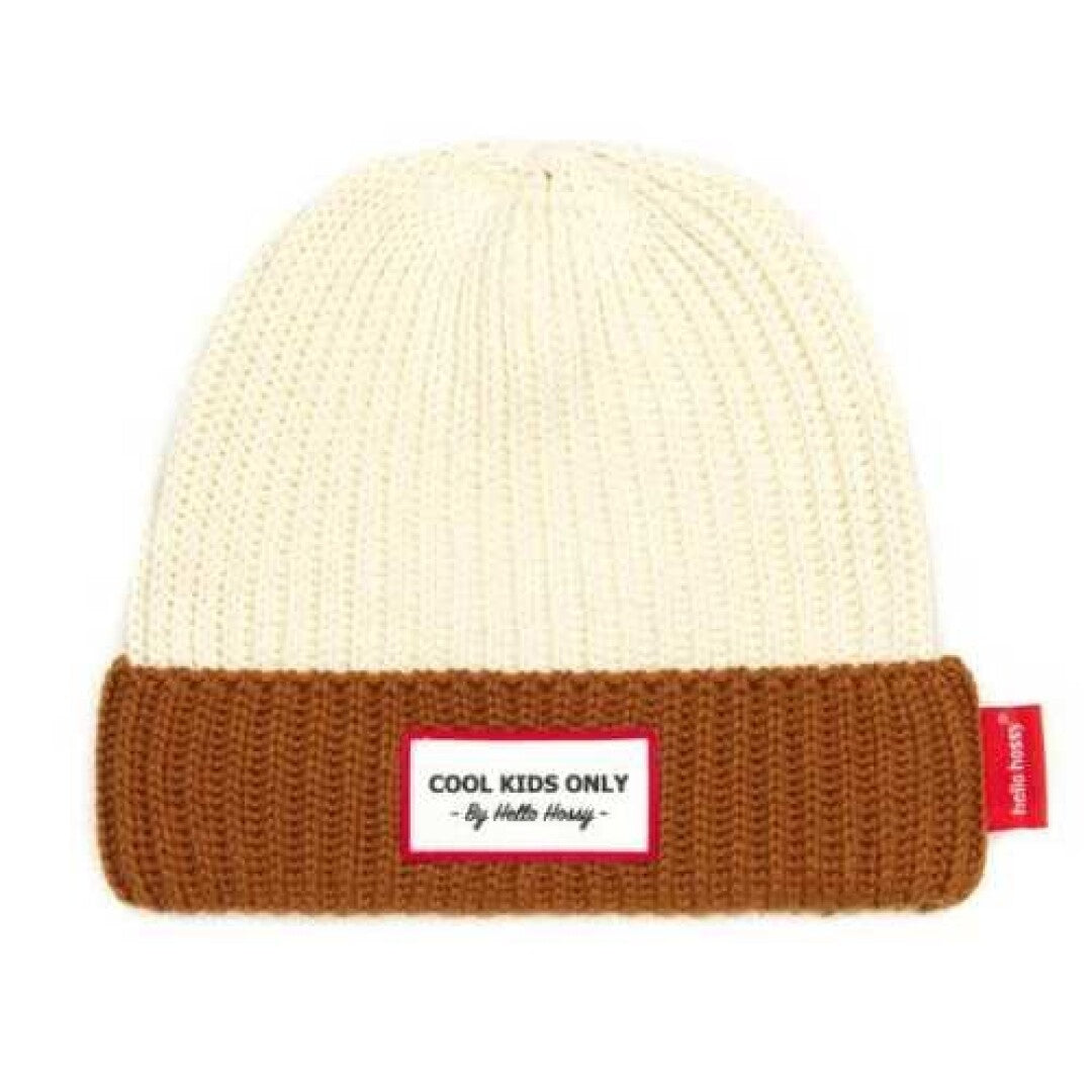 Gorro Hello Hossy Grandma Choco bicolor em malha canelada, com topo creme e aba castanha, e emblema "Cool Kids Only".