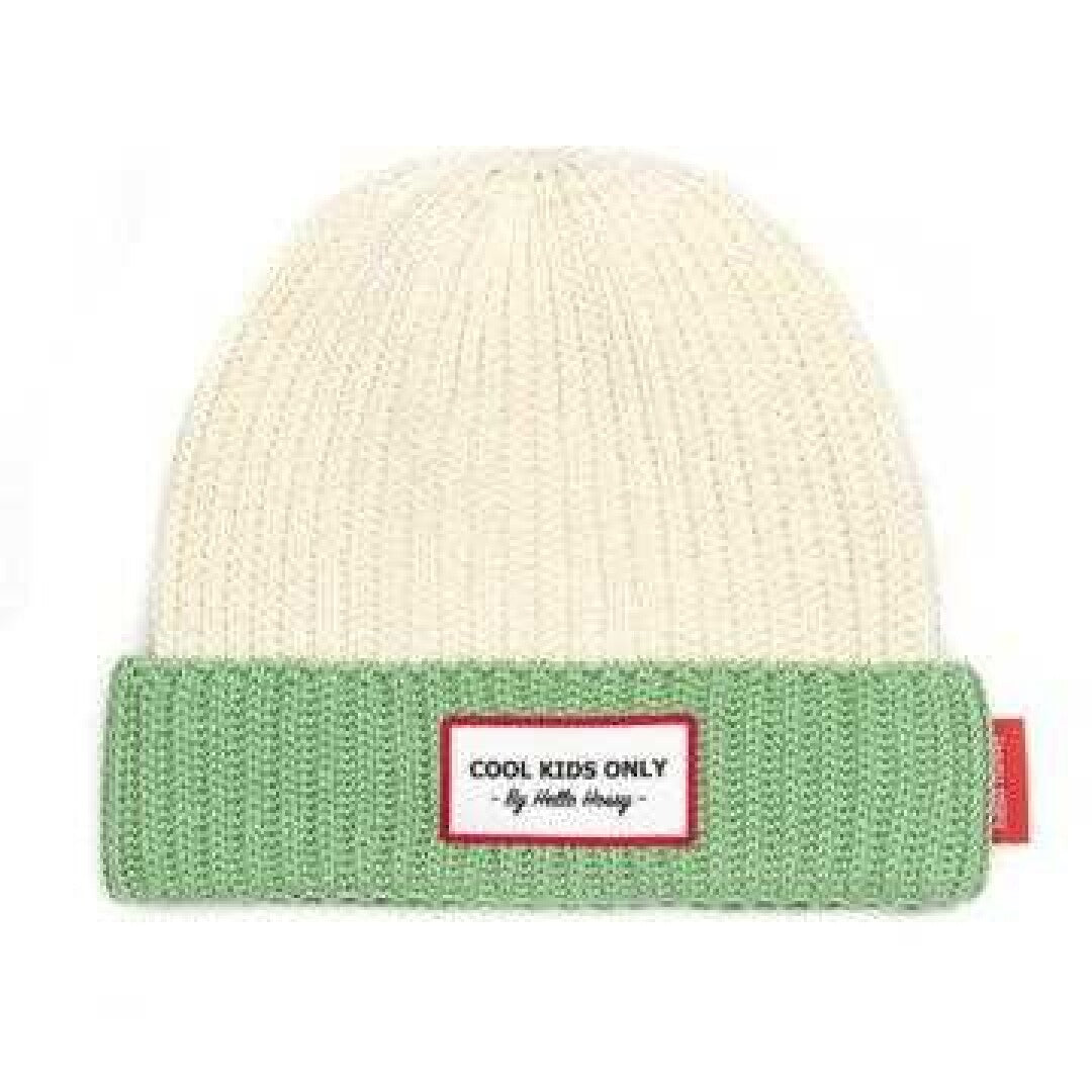 Gorro HELLO HOSSY Grandma Green em algodão orgânico, bicolor creme e verde-claro, com emblema "Cool Kids Only".
