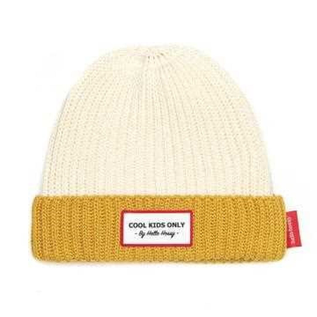 Vista frontal do gorro Hello Hossy Grandma Curry, com a parte superior creme e a dobra inferior em tom mostarda/curry, e o emblema "Cool Kids Only".