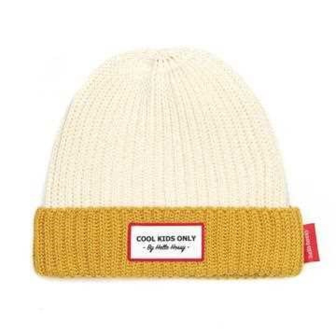 Vista frontal do gorro Hello Hossy Grandma Curry, com a parte superior creme e a dobra inferior em tom mostarda/curry, e o emblema "Cool Kids Only".