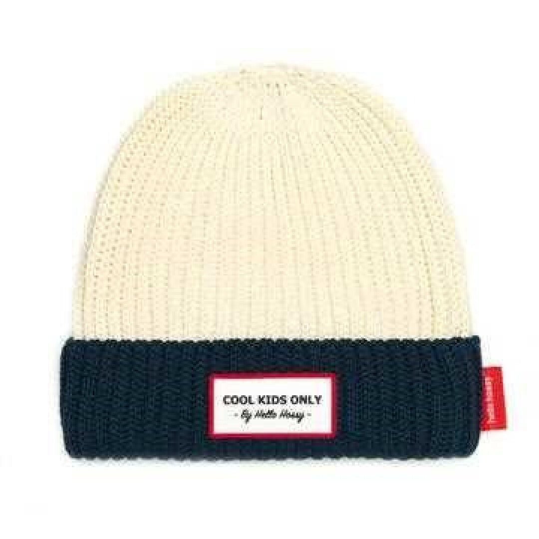 Gorro Hello Hossy Grandma Navy em malha canelada, bicolor creme e azul-marinho, com emblema "Cool Kids Only" em destaque.