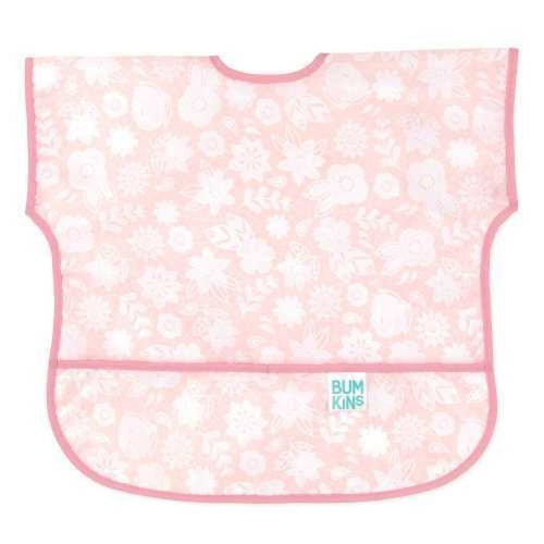Babete Bumkins com mangas em padrão floral branco sobre fundo rosa claro, com acabamento rosa nas bordas e bolso frontal.