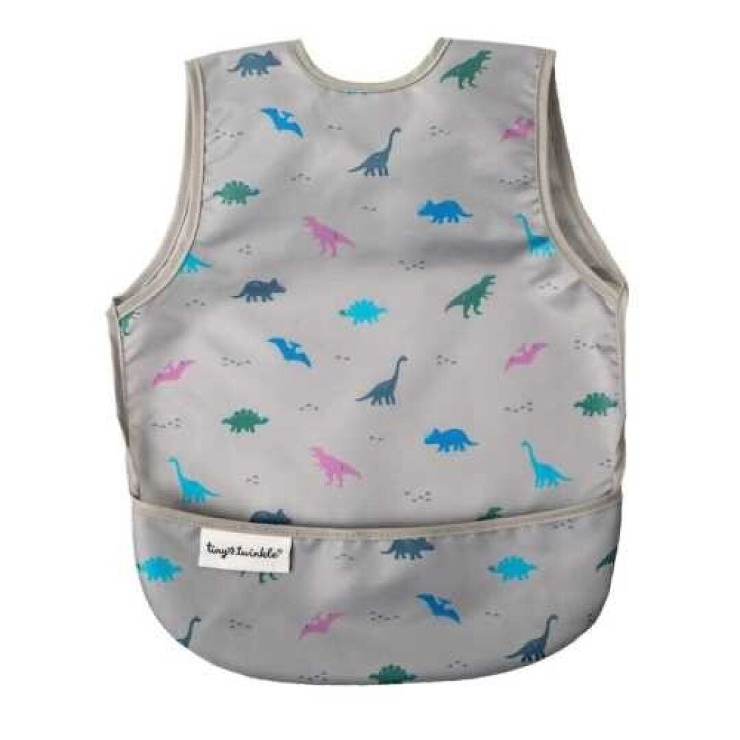 Babete impermeável Tiny Twinkle Dinos em cinzento, com padrão de dinossauros coloridos e bolso apanha-migalhas.