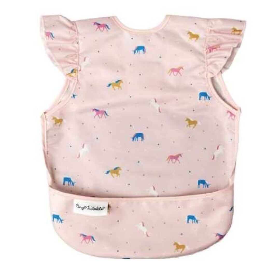 Babete Tiny Twinkle Impermeável Unicórnios rosa com padrão de cavalos e unicórnios coloridos, mangas com folhos e bolso apanha-migalhas.