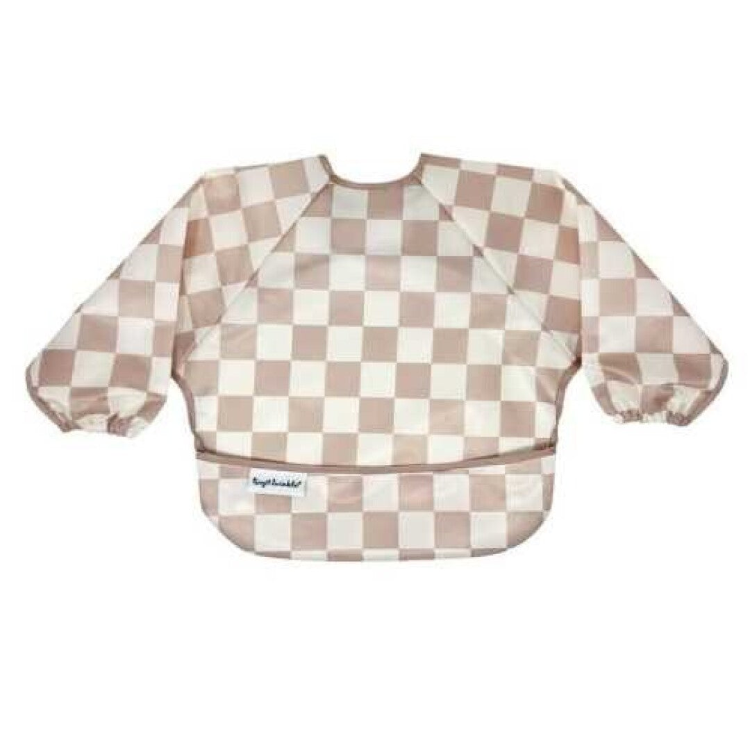Babete impermeável de manga comprida da Tiny Twinkle com padrão de quadrados grandes em tons de bege e branco. Possui um bolso frontal para apanhar migalhas.