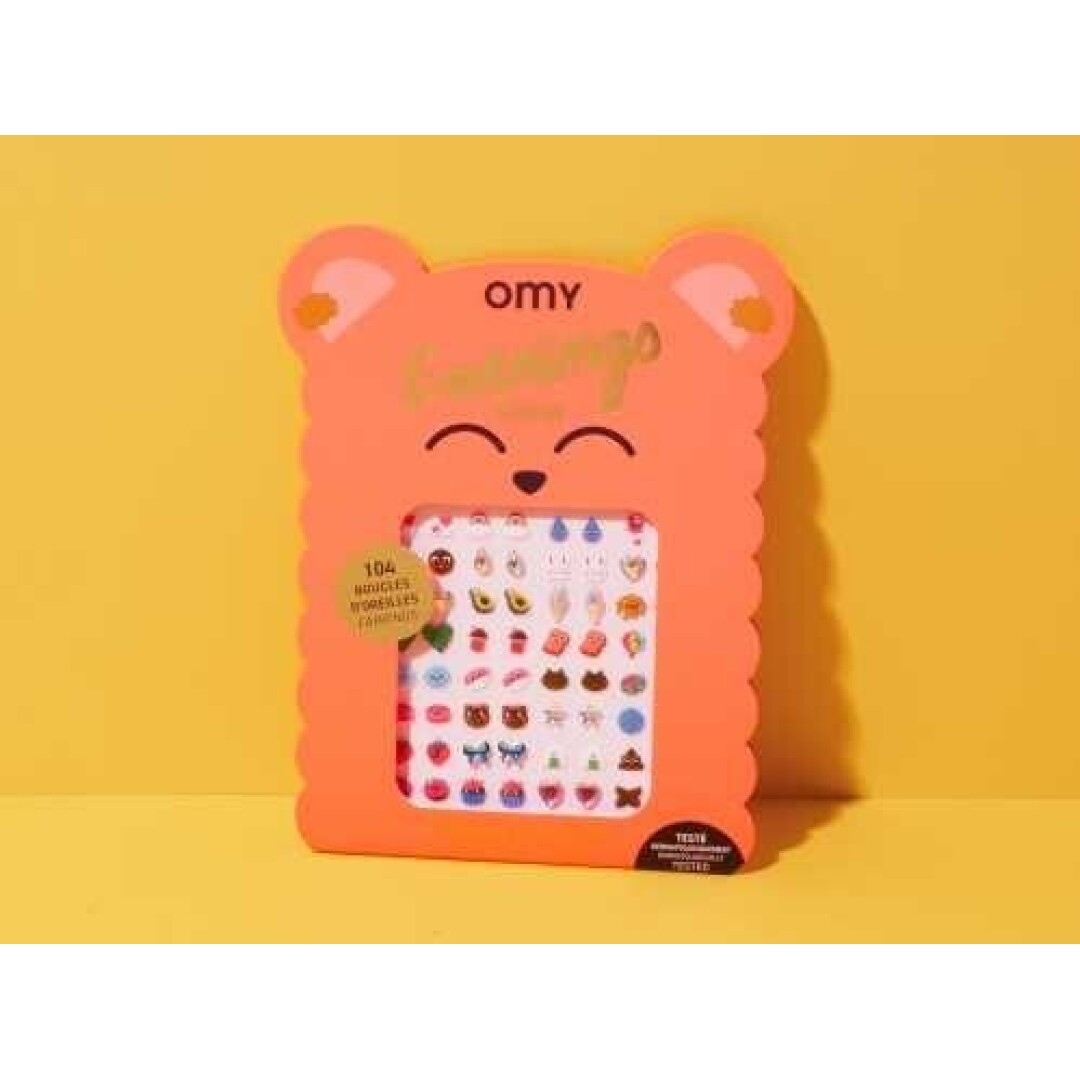 Embalagem em forma de urso cor de laranja dos autocolantes brincos OMY, com 104 autocolantes de animais e objetos visíveis.