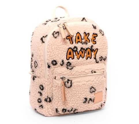 Vista frontal da mochila infantil Btbox JOJO FACTORY BABY TAKE AWAY em tecido felpudo rosa claro com padrão de leopardo preto e texto "TAKE AWAY" em laranja, com fechos visíveis.