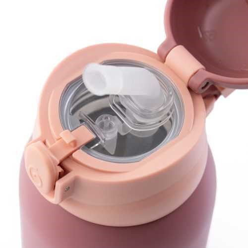 Vista aproximada da tampa da garrafa Eco Rascals Inox 480ml aberta, revelando a palhinha de silicone e o mecanismo interno.