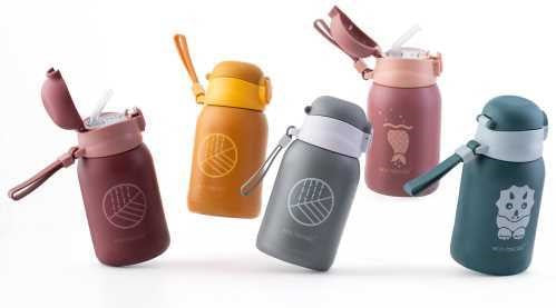 Cinco garrafas Eco Rascals Inox 480ml de cores variadas (rosa, amarelo, cinzento, bordeaux, verde-água), algumas abertas e outras fechadas, mostrando a diversidade de designs.
