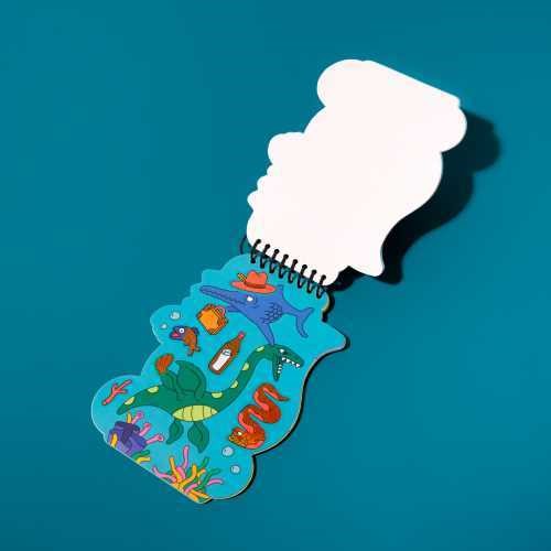 Página do livro de autocolantes OMY com criaturas marinhas e um submarino, sobre fundo azul.