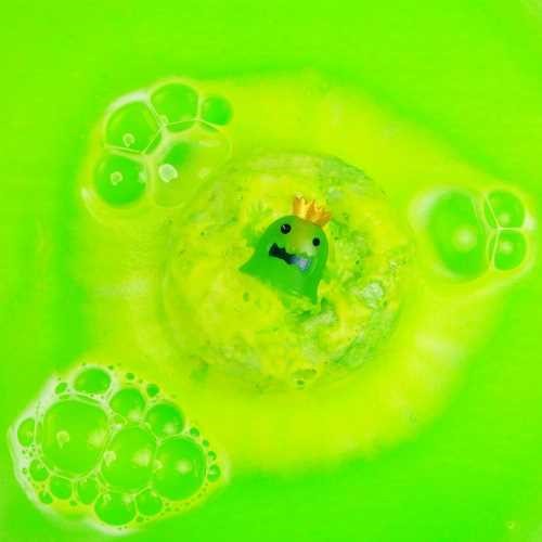 Bomba de banho ZIMPLIKIDS a efervescer em água verde, revelando a figura do Rei Slime, destacando a surpresa.