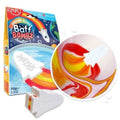 Imagem principal da ZIMPLIKIDS Bomba de banho Foguetão, mostrando a embalagem, o produto sólido e o efeito efervescente de cores quentes na água.