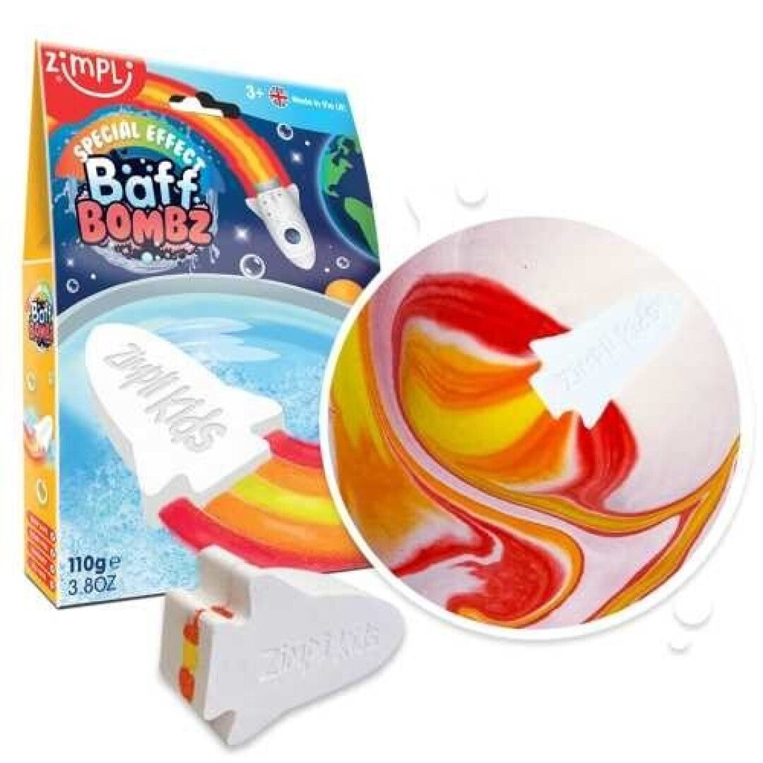 Imagem principal da ZIMPLIKIDS Bomba de banho Foguetão, mostrando a embalagem, o produto sólido e o efeito efervescente de cores quentes na água.