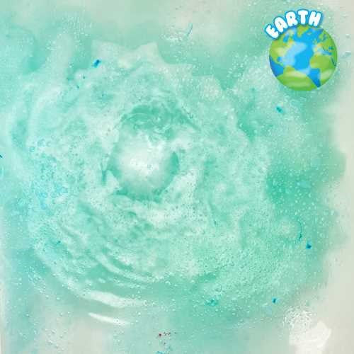 Água da banheira efervescente em tons de azul e verde após usar a bomba de banho Terra ZIMPLIKIDS.