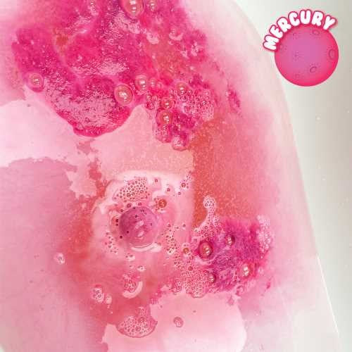 Água da banheira efervescente em tons de rosa e roxo após usar a bomba de banho Mercúrio ZIMPLIKIDS.