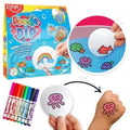 Demonstração do kit Zimplikids Desenhos Mágicos, mostrando a caixa, marcadores e como um desenho de polvo é transferido da paleta para a mão como tatuagem temporária.