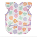 Babete impermeável da Tiny Twinkle com padrão de flores em tons pastéis (rosa, lilás, verde, laranja) e folhos nos ombros, com bolso apanha-migalhas.