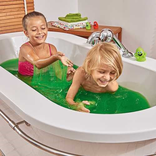 Vista de uma banheira com duas crianças a desfrutar do ZIMPLIKIDS Slime para banho Baff Verde, com expressões de pura diversão e envolvimento.