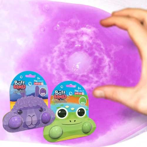 Duas embalagens de bombas de banho ZIMPLIKIDS (lhama roxa e sapo verde) ao lado de uma banheira com água roxa efervescente.