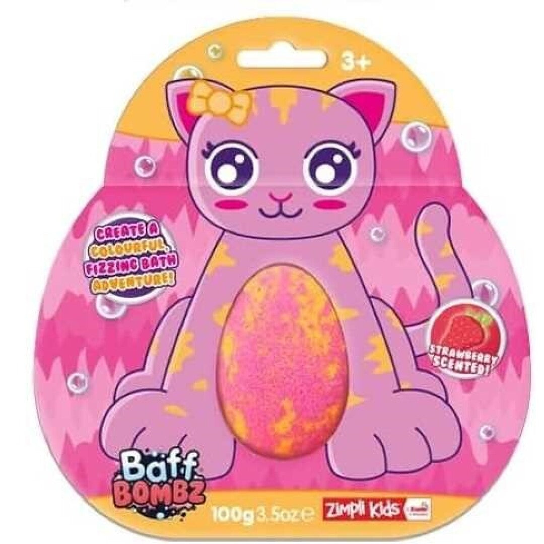 Embalagem da bomba de banho ZIMPLIKIDS em forma de gato cor-de-rosa com laço, com o texto "Baff Bombz" e "Strawberry Scented".