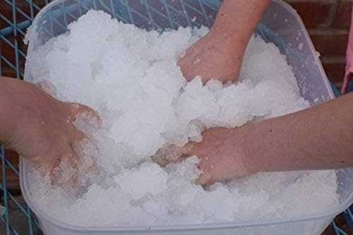 Mãos a manipular a neve artificial ZIMPLIKIDS, mostrando a textura realista e convidando à brincadeira tátil.