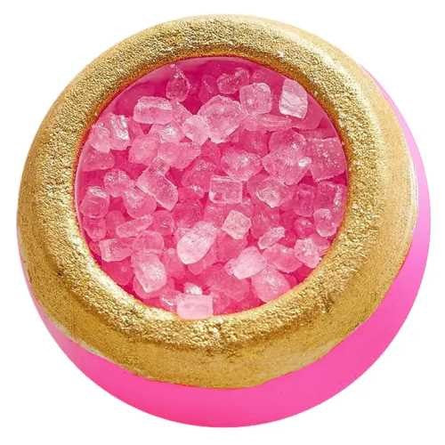 Close-up de uma bomba de banho ZIMPLIKIDS rosa com cristais de cor rosa-claro no interior, evidenciando a cor vibrante e a forma dos cristais.