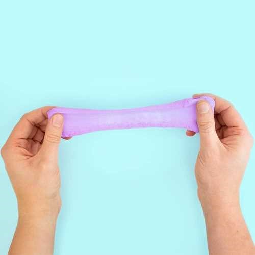 Mãos a esticar a ZIMPLIKIDS Plasticina Flutuante Baff Putty de cor roxa, demonstrando a sua elasticidade.