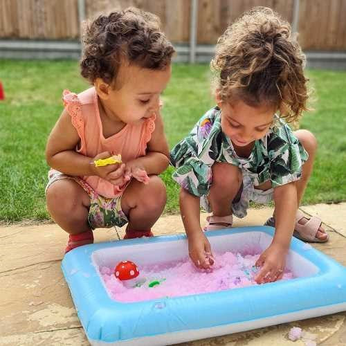 Caixa do ZIMPLIKIDS Pack Fantasy Gelli Worlds, mostrando o logótipo Gelli Worlds, um unicórnio azul, uma menina a brincar com o gel cor-de-rosa e a bandeja insuflável.