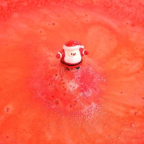 Detalhe de uma bomba de banho ZIMPLIKIDS em forma de estrela, com efervescência e cor na água.