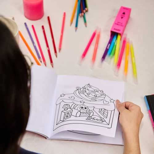 Página interna do livro OMY Cosy Art Kawaii, com uma ilustração detalhada pronta para colorir.