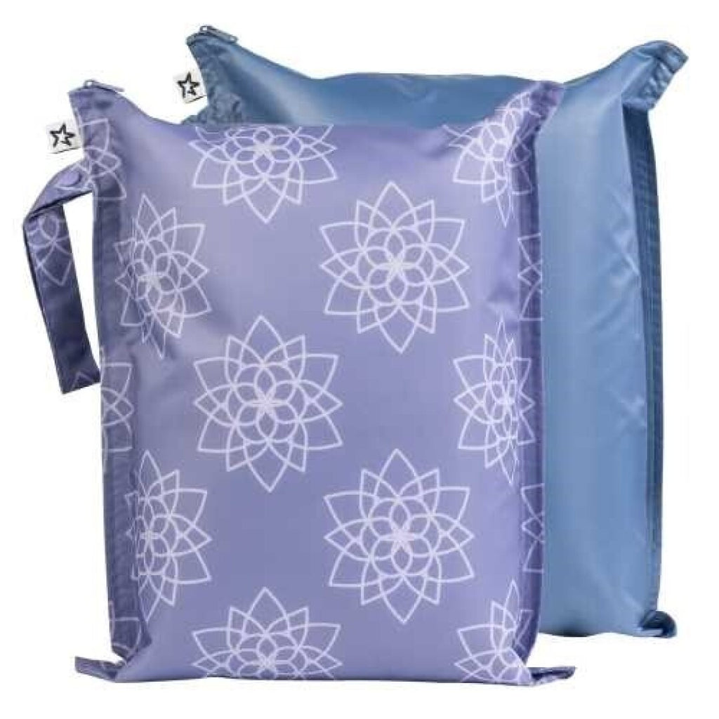 Duas bolsas impermeáveis da Tiny Twinkle, uma azul lisa e outra lilás com padrão de flor de lótus branca, ambas com fecho e alça.