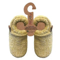 Par de pantufas infantis Slip Stop amarelas/mostarda com etiqueta de cartão pendurada, mostrando a sola antiderrapante.