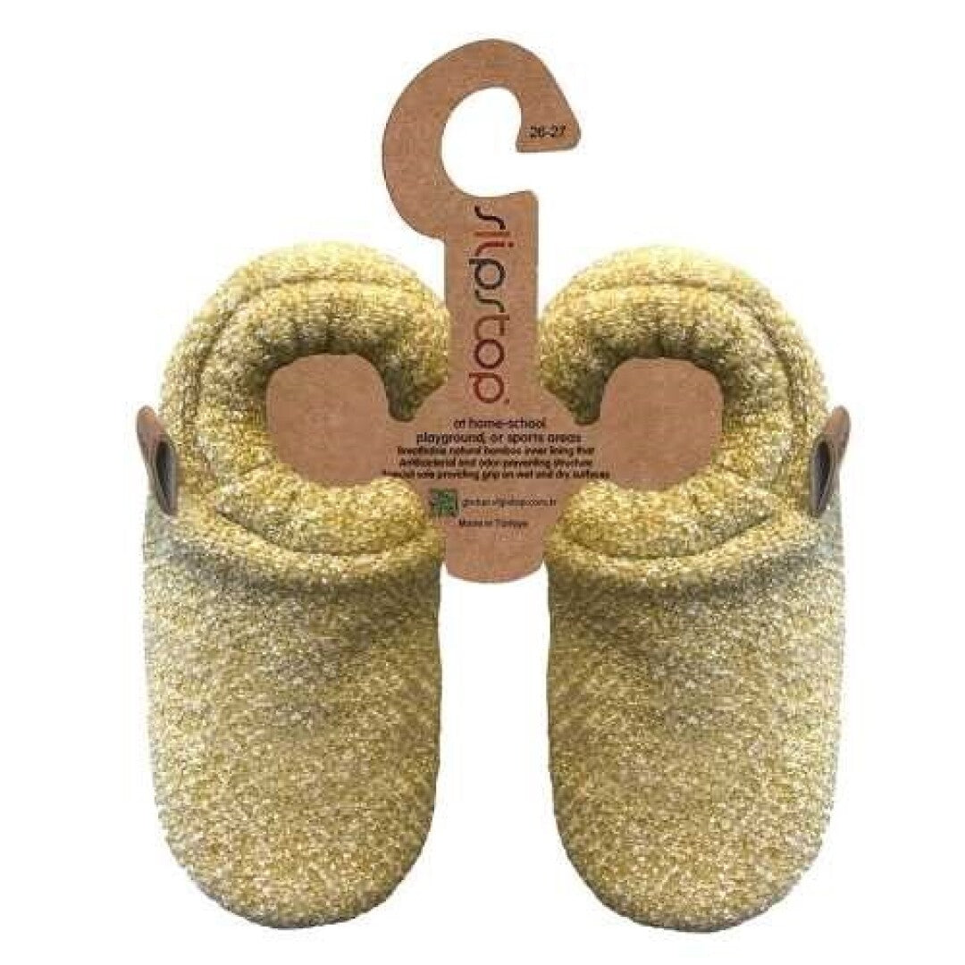 Par de pantufas infantis Slip Stop amarelas/mostarda com etiqueta de cartão pendurada, mostrando a sola antiderrapante.
