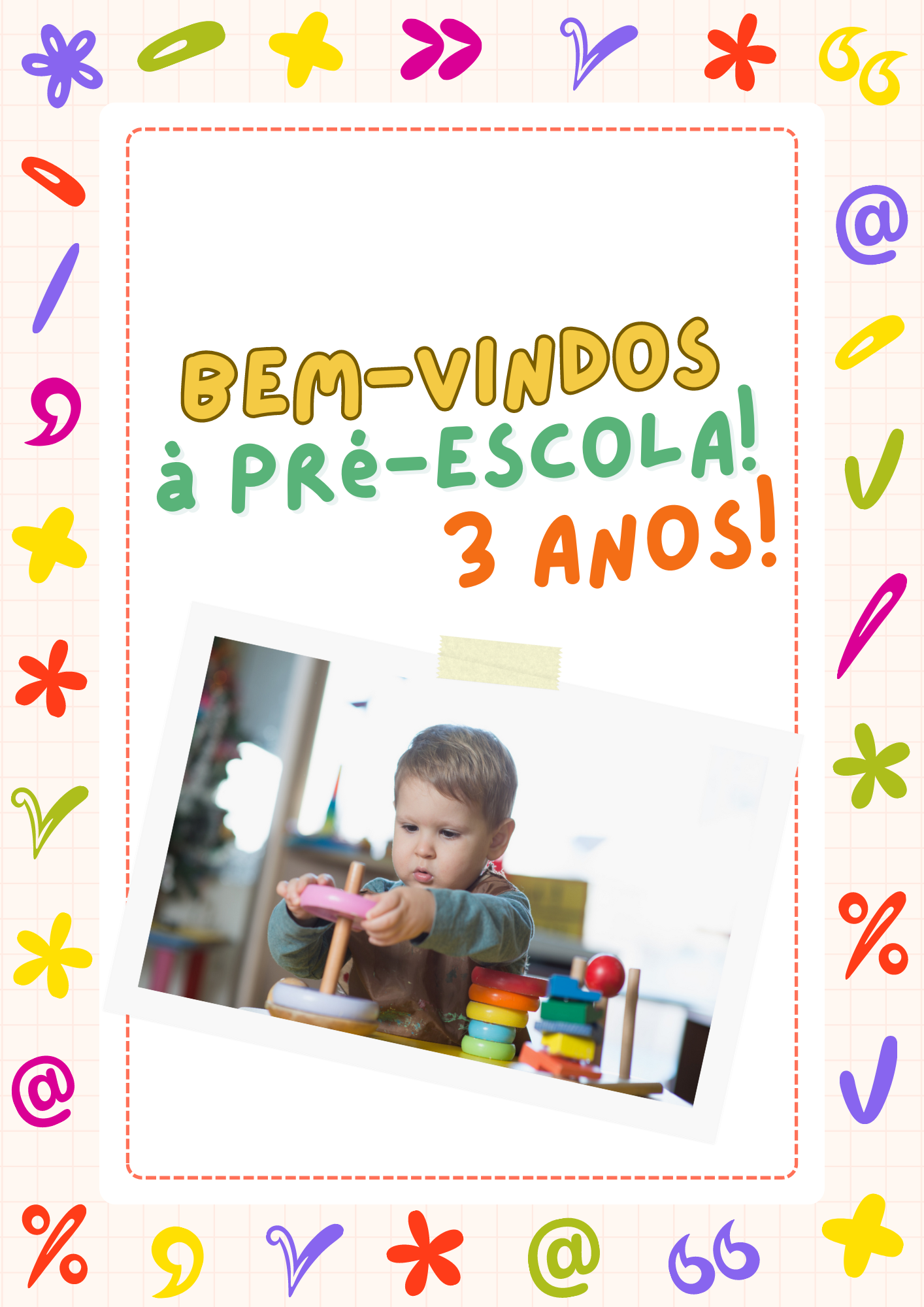 Capa do Ebook 'Bem-vindos à pré-escola!' para 3 anos, com criança a brincar com um brinquedo de empilhar.