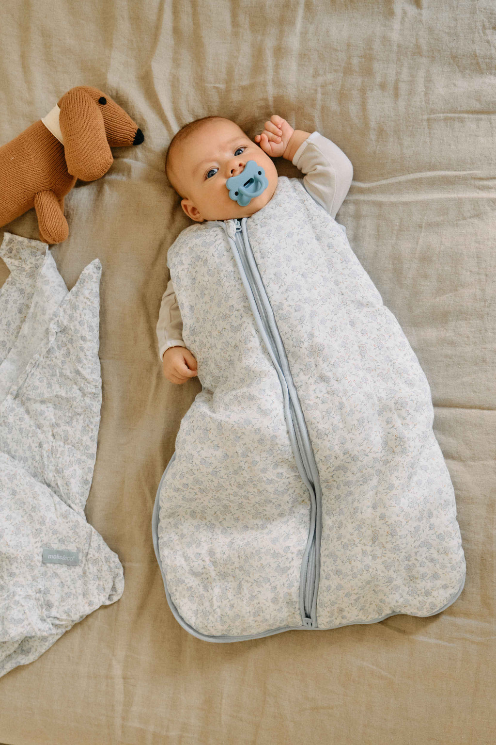 Bebé a dormir no saco de dormir MolisandCo TOG 2.5 Blue Blossom em muselina de bambu