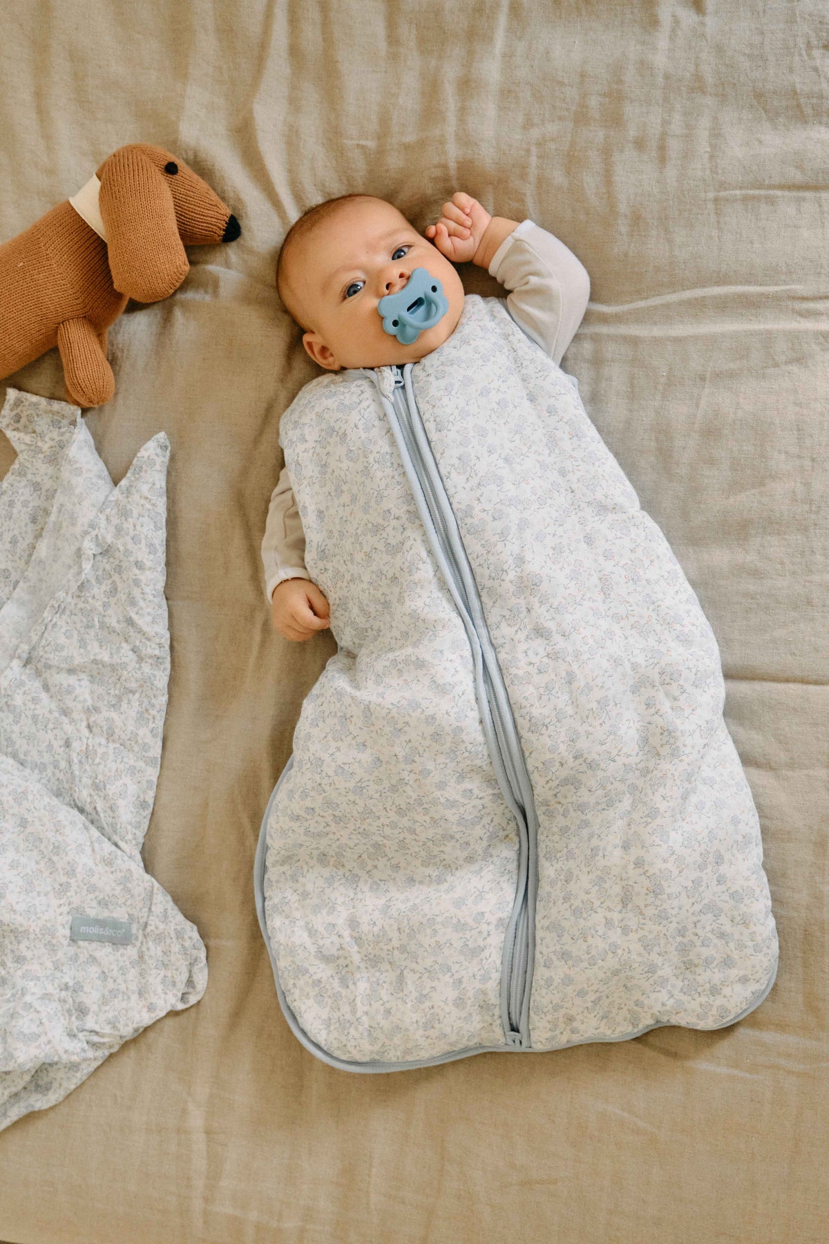 Bebé a dormir no saco de dormir MolisandCo TOG 2.5 Blue Blossom em muselina de bambu
