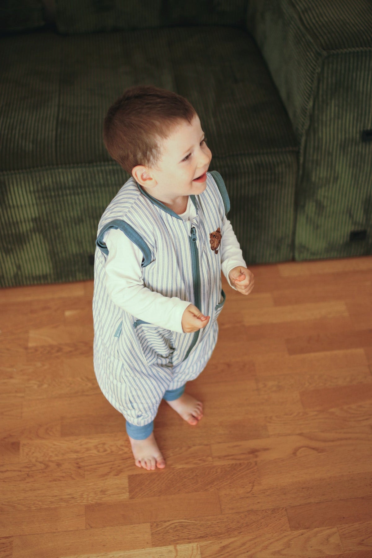 Pijama manta MolisandCo TOG 2.5 com mangas e pés no padrão Blue Stripes, visto de frente