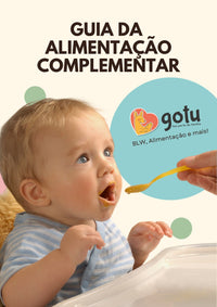 Capa de um guia intitulado "Guia da Alimentação Complementar". A imagem mostra um bebé loiro com olhos azuis, vestido com uma camisola às riscas azuis e brancas, a ser alimentado com uma colher amarela por uma mão adulta. Ao lado do bebé, há um logótipo com um canguru laranja dentro de um coração vermelho e o texto "gotu, faz parte da família, BLW, Alimentação e mais!" em preto, dentro de um círculo azul-claro.