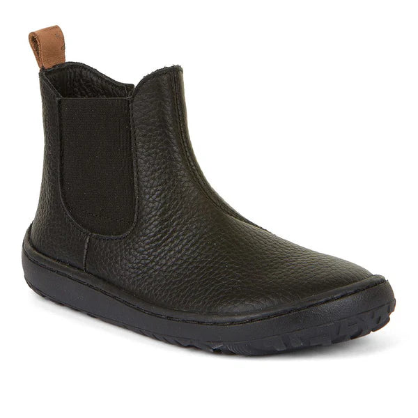 Bota barefoot infantil em couro preto com sola flexível de borracha térmica. Fecho lateral discreto e elástico lateral para ajuste confortável. Modelo elegante, resistente à água e sustentável.





