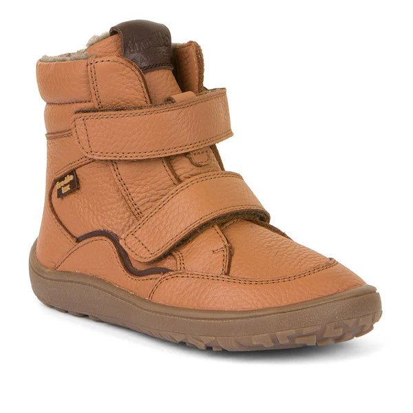 Bota barefoot infantil em pele bege, com fecho ajustável em velcro para fácil calçar. Design térmico e impermeável, ideal para os dias frios e chuvosos. Sola flexível e antiderrapante para liberdade de movimento e estabilidade. Interior forrado para maior conforto e isolamento térmico.