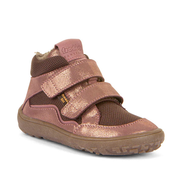 Bota barefoot infantil em tom rosa brilhante, combinando pele impermeável e tecido respirável para conforto e proteção. Fecho em velcro ajustável para fácil calçar e ajuste seguro. Interior forrado em lã para isolamento térmico nos dias frios. Sola flexível e antiderrapante para liberdade de movimento e segurança.