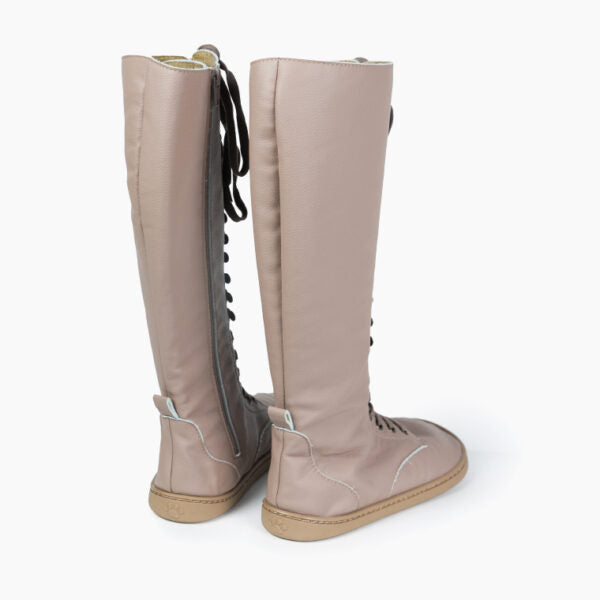 Vista traseira do par de Botas Urbana barefoot da Baby Lobitos, destacando a zona do calcanhar sem contrafortes e o fecho lateral.