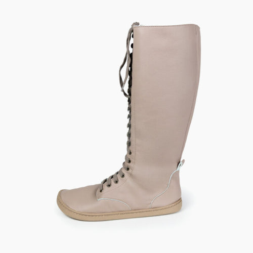 Vista de perfil da Bota Urbana barefoot da Baby Lobitos para adulto, mostrando a altura do cano, a sola plana e a cor nudé.