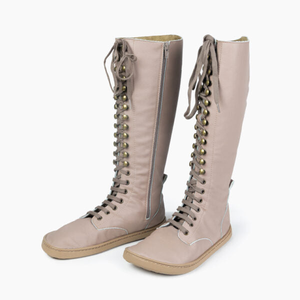 Par de Botas Urbana barefoot para adulto da Baby Lobitos em cor nudé, exibindo o sistema de atacadores e o fecho de correr lateral.