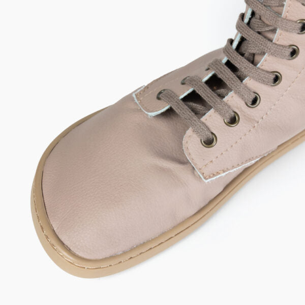 Detalhe da biqueira larga e anatómica e dos atacadores da Bota Urbana barefoot para adulto da Baby Lobitos em cor nudé.