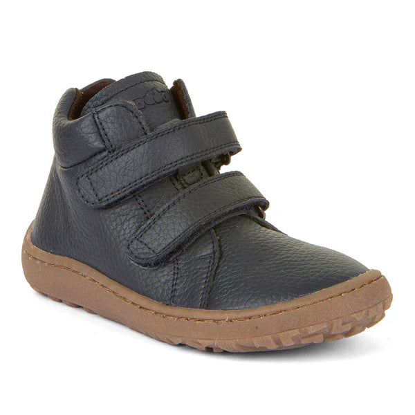 Bota barefoot infantil em pele preta, com fecho em velcro ajustável para um ajuste seguro e fácil calçar. Sola flexível e antiderrapante para máxima liberdade de movimento e estabilidade. Design confortável e resistente, ideal para os dias frescos do outono.