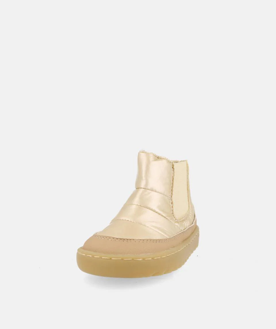 Bota infantil Blanditos by Crio's Luanda Arena, calçado respeitador em tom areia, vista frontal.