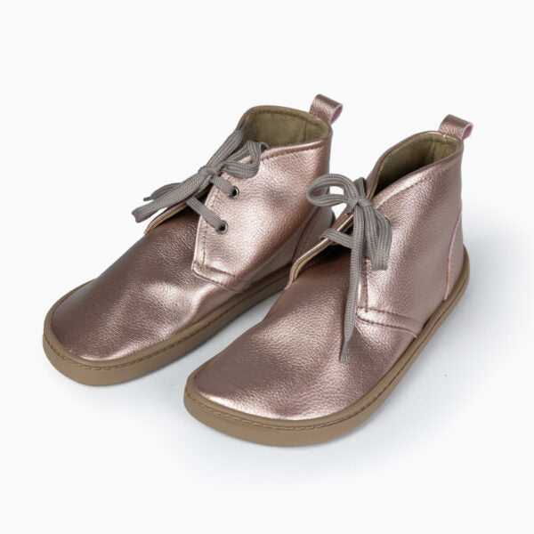 Par de botas barefoot para adulto Baby Lobitos Afrodita em rosa pálido brilhante, com atacadores cinzentos, sobre um fundo branco.